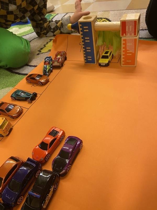 Värien opettelua autopesulassa