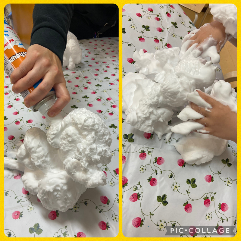 IMG_5282.jpeg Kaksi kuvaa. Toisessa käsi suihkuttaa pullosta valkoista vaahtoa pöydälle, toisessa kaksi kättä leikkii vaahdolla.