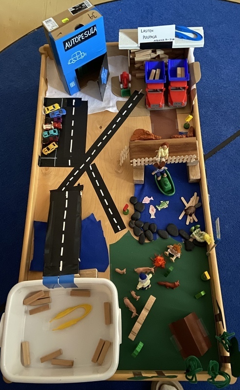 Leikki on lasten työtä❤️ Patjattomaan sänkyyn rakennettu leikki. Leikissä mm. autopesula, teitä, järvi, silta ja kalastaja, metsä ja eläimiä.
