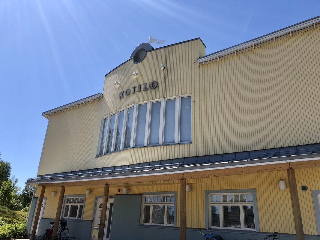 kuva rakennuksen etupuolelta