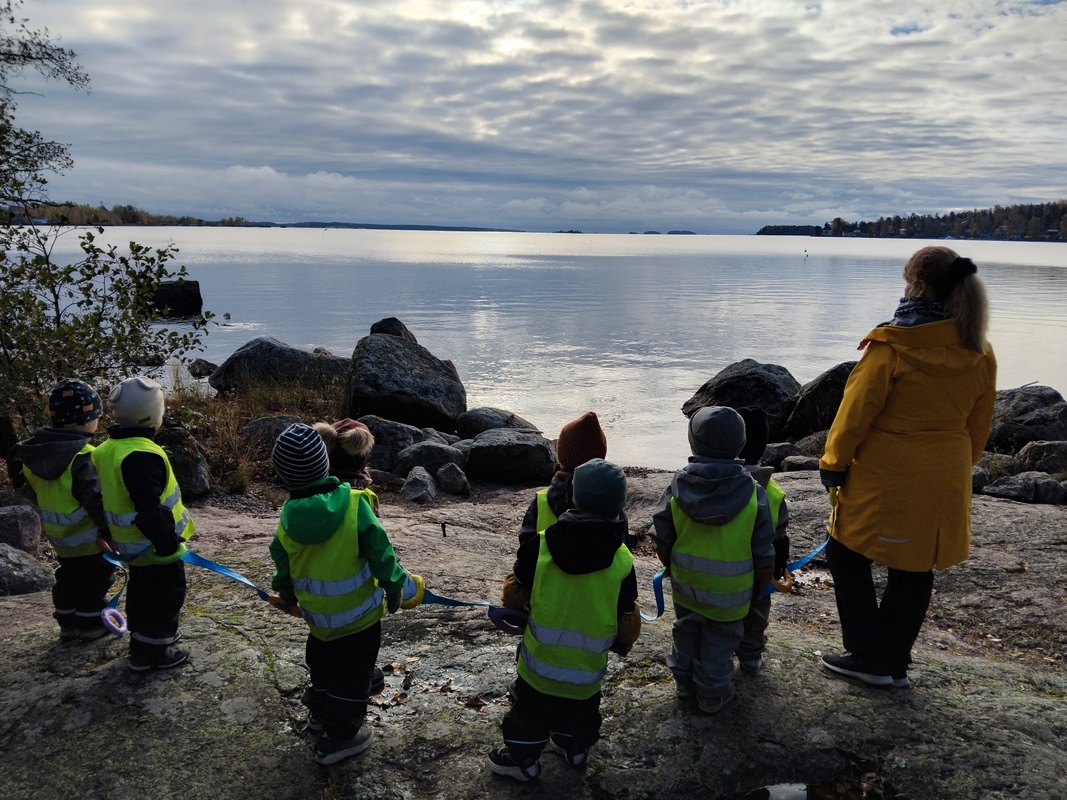 15.10. Retkipäivä ja 4- ja 5-vuotiaat harjoittelemassa jalkapalloa KTP:n Minnan kanssa