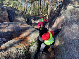 Ahdas väli kivien välissä