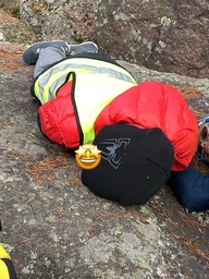 Lapsen lepohetki kivellä