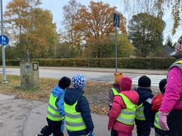 Suojatien merkkiä katsomassa