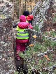 Leikit suurten kivien välissä