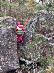 Lapsia suurien kivien välissä