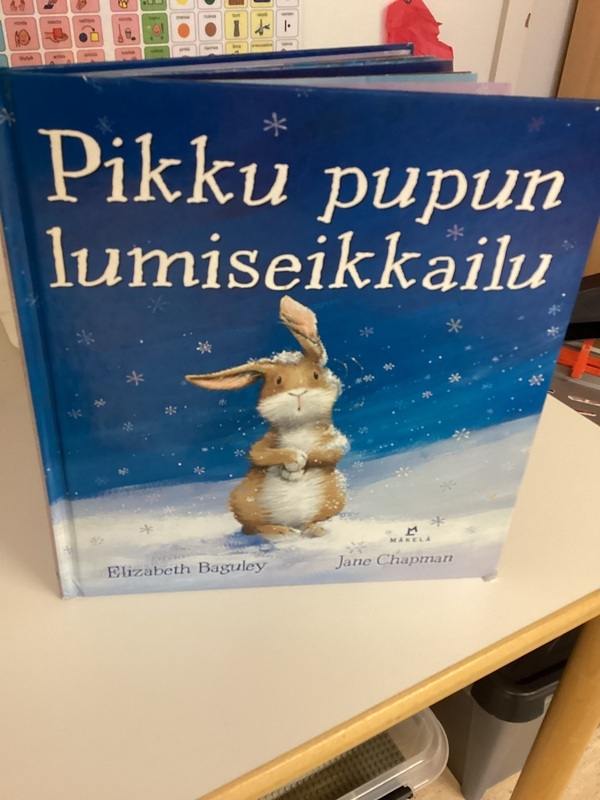 Kirjan kansi jossa on pupun kuva
