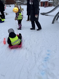 Lapsi pulkan kyydissä