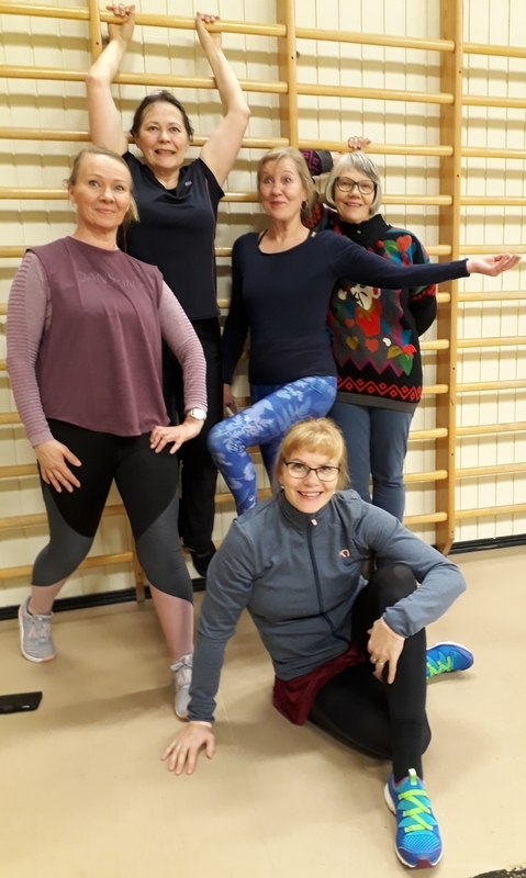 Kansalaisopiston liikunnan ja joogan tuntiopettajia sekä päätoiminen opettaja valmistautumassa liikunnan työpajaan