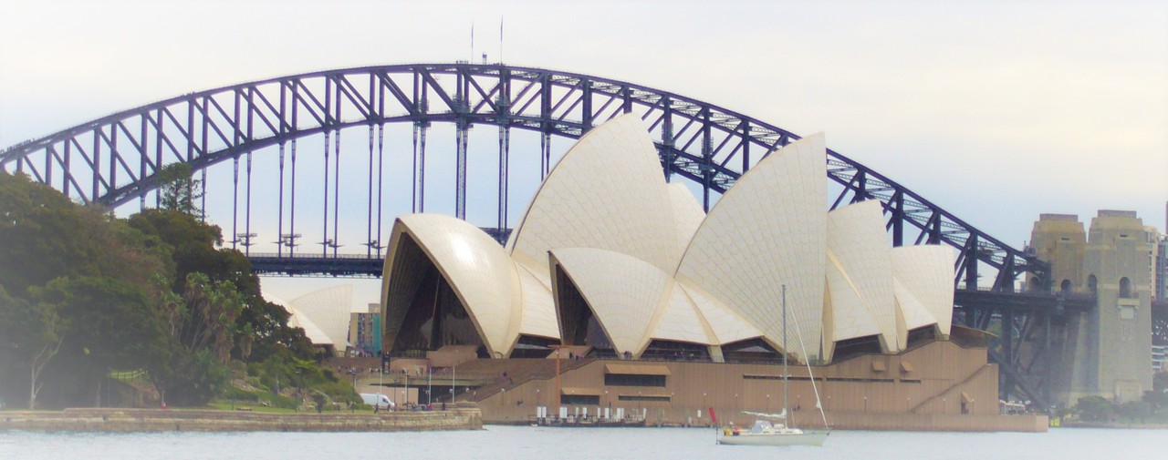 Valokuva, jossa Sydneyn oopperatalo ja Harbour Bridge.