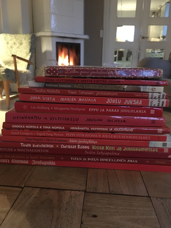 Pöydällä pino jouluaiheisia kirjoja