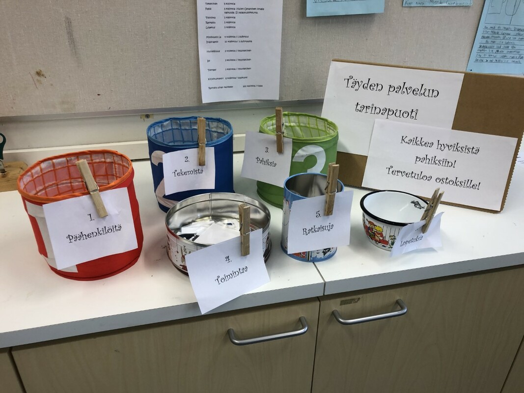 Purkkeja ja pusseja, joissa sisällä kirjoittamiseen liittyviä sanoja esim. päähenkilöitä, pahiksia ja lopetuksia.