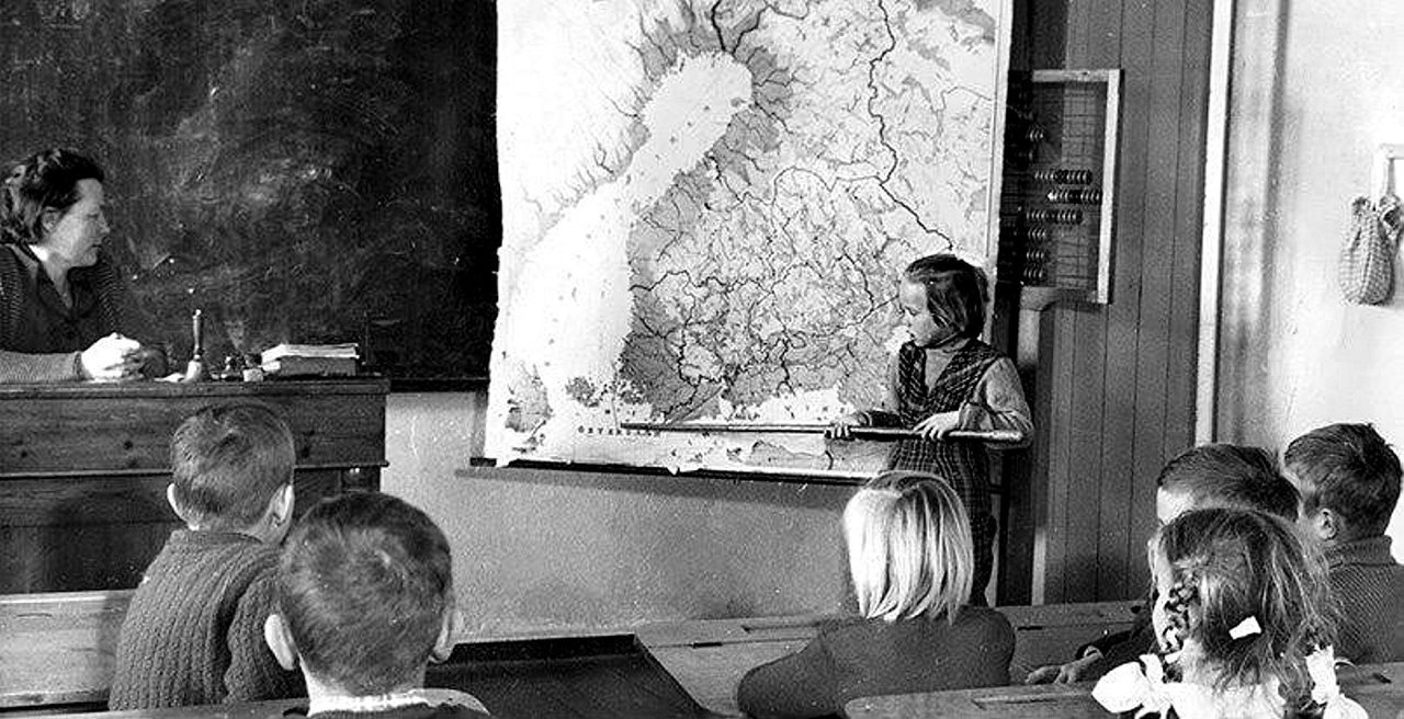 Kuva esittää entisaikojen maantiedon oppituntia
