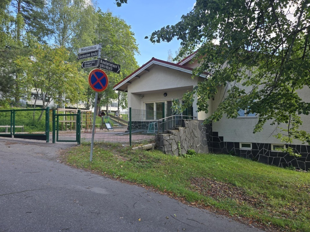Koulurinteen koulu Kuva Koulurinteen koulusta Mäenpääntieltä katsottuna