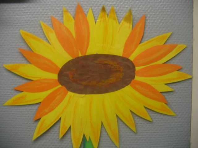 Kuvassa askarreltu auringonkukka
