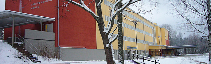 Koulu alapihan puolelta talvella.
