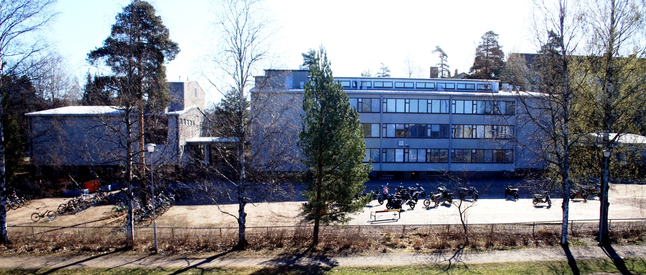 Keväinen kuva Urheilupuiston koulusta Kenkäkukkulalta päin kuvattuna.