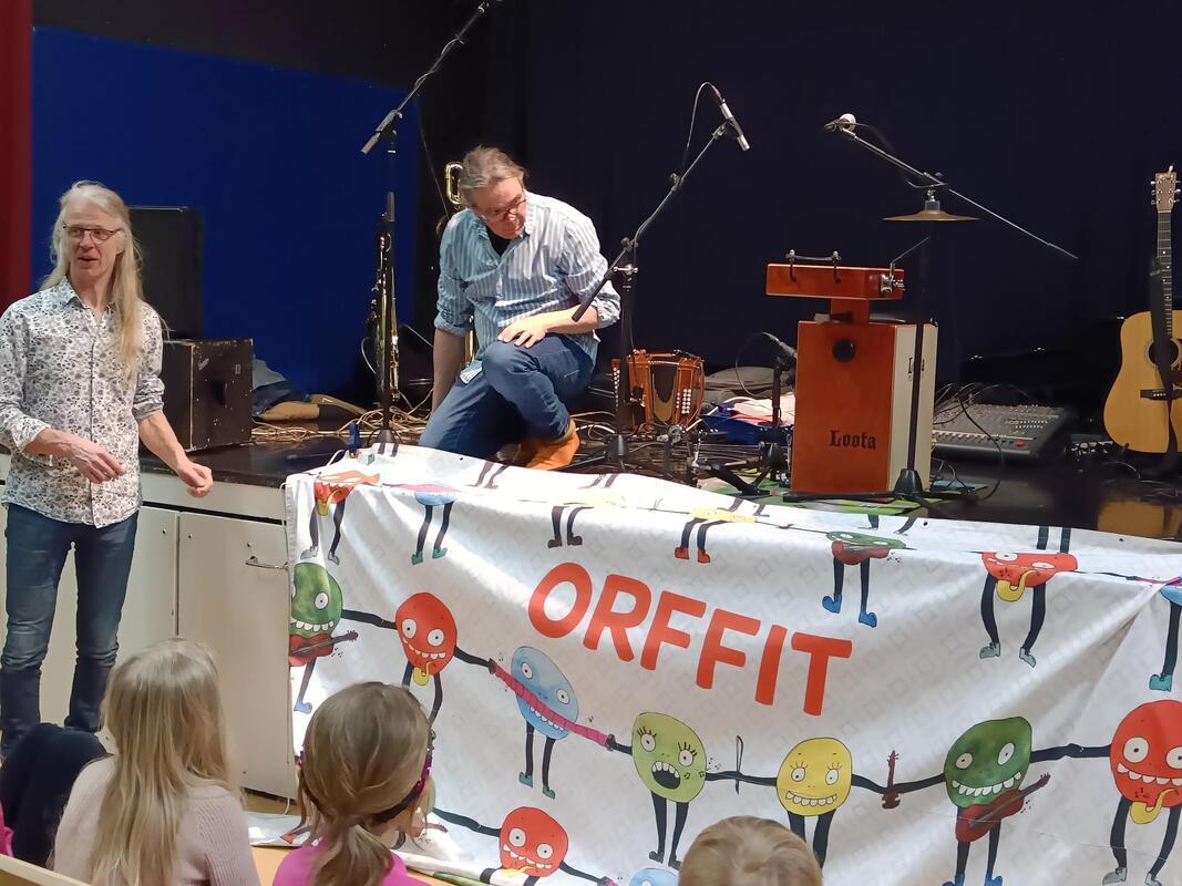 Orffit-orkesteri esittelee itsensä Utin koulun salin näyttämön reunassa