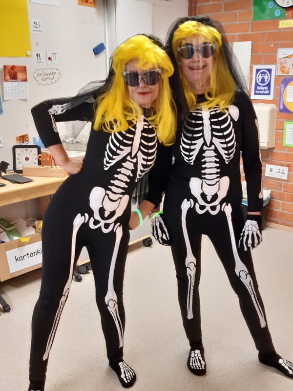 Kuvassa koulun aikuisia vappuasuissa