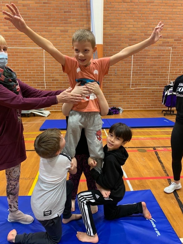 Kuvassa oppilaat ovat muodostaneet ihmispyramidin