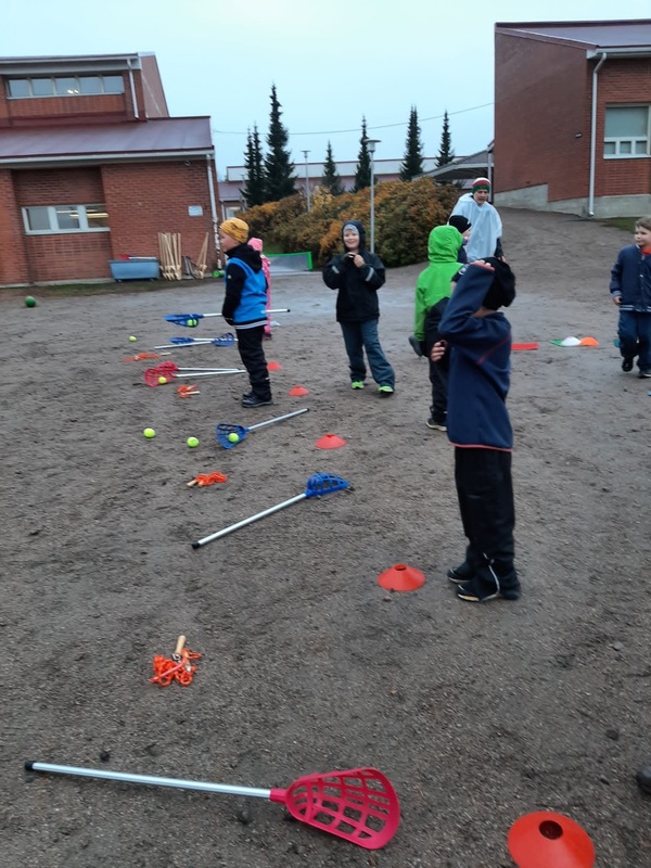 Kuvassa lapsia pelaamassa haavipalloa