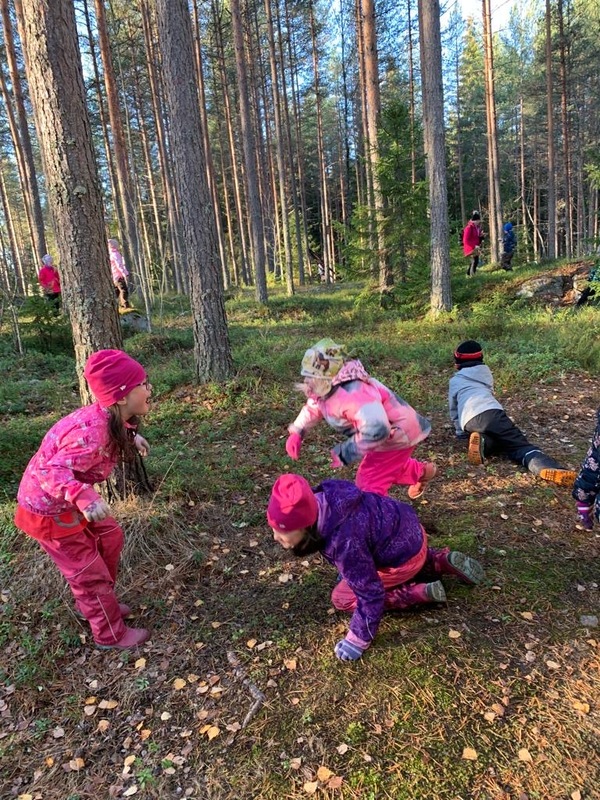 metsäleikki Kuvassa lapsia leikkimässä metsässä