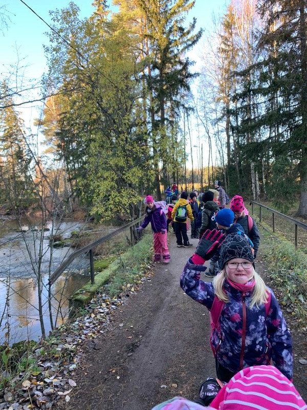 Kuvassa lapsia metsäretkellä