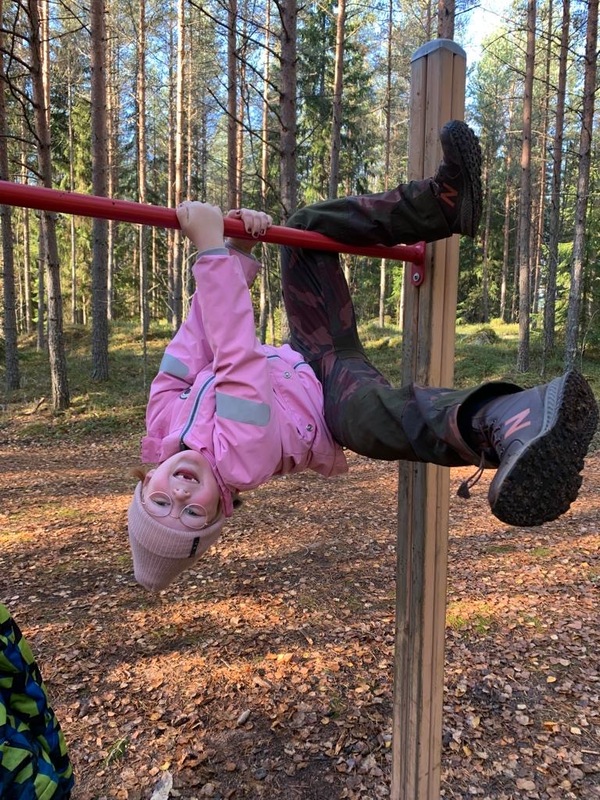 kiipeilyteline Kuvassa lapsi temppuilee kiipeilytelineessä