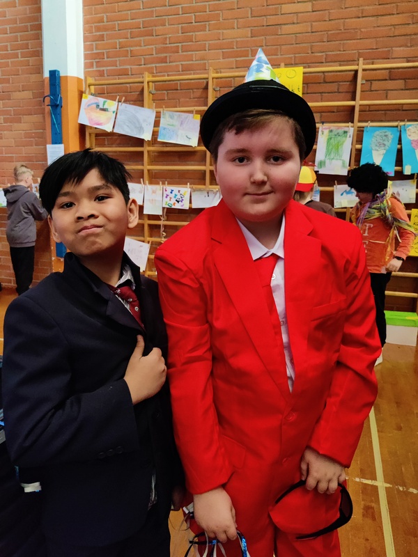 kuvassa oppilaita naamiaisasuissa