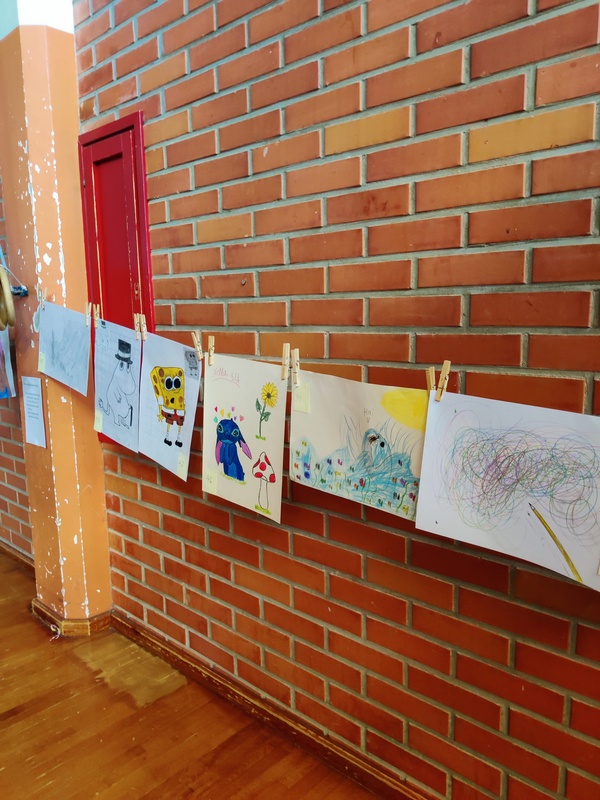 kuvassa piirustuskilpailutöitä