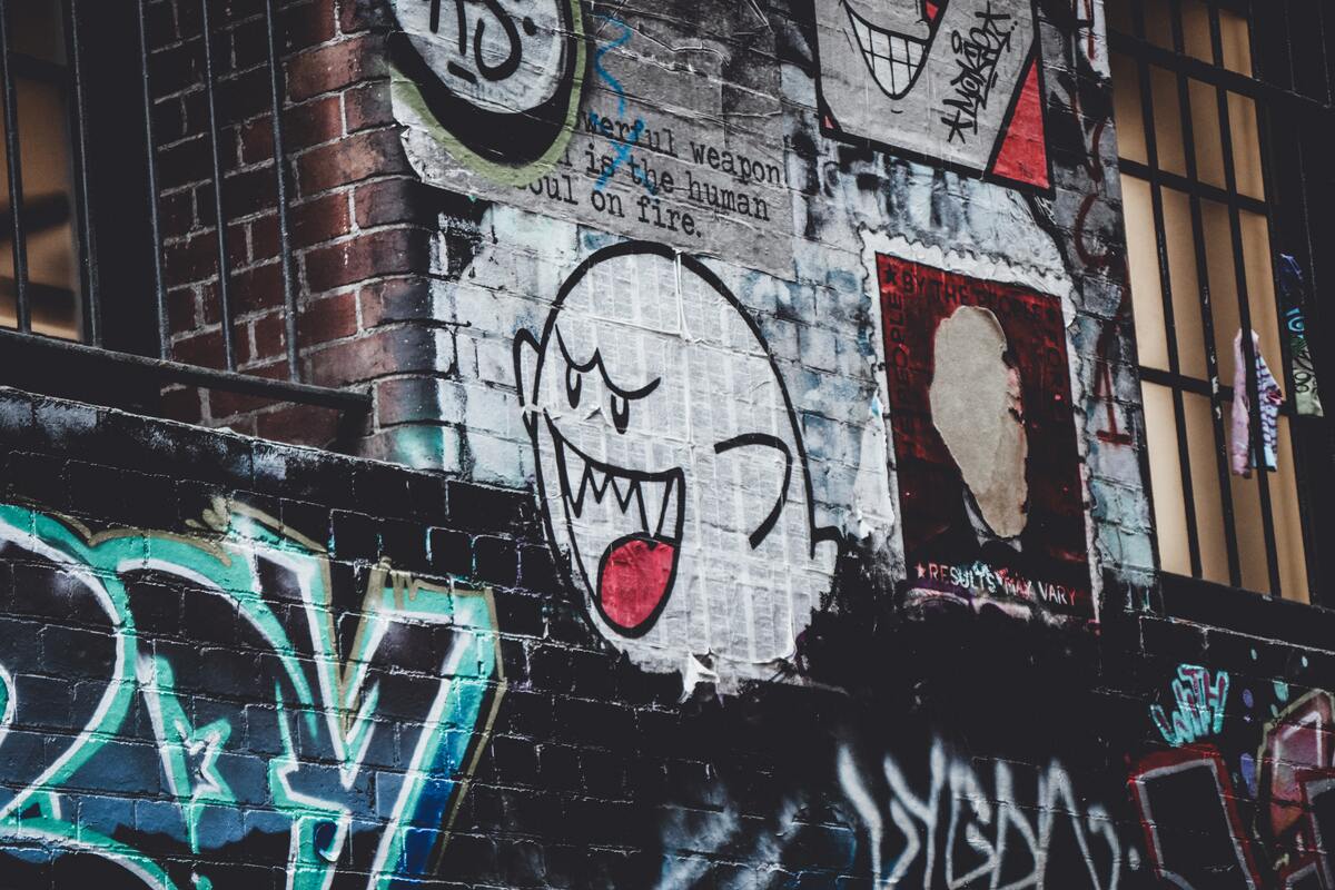 Graffiteja tiiliseinällä. Keskimmäisenä irvistävä aave Super Mario -peleistä.