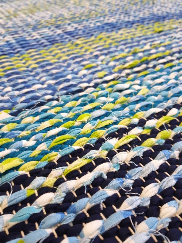 Sinivihreä räsymatto.