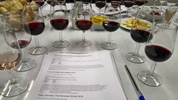 Pöydällä viinilaseja sekä opetusmoniste