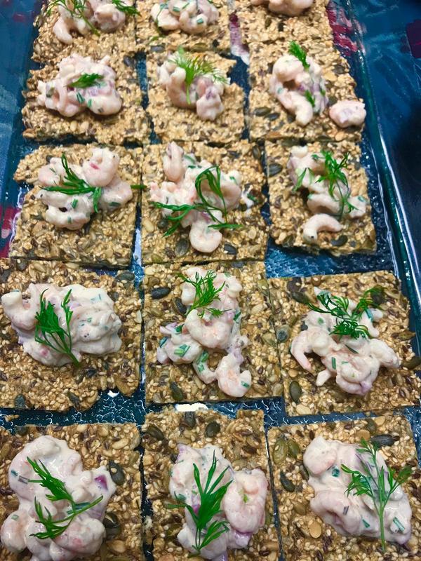 Pieniksi paloiksi leikattua siemennäkkileipää ja katkaraputahnaa.