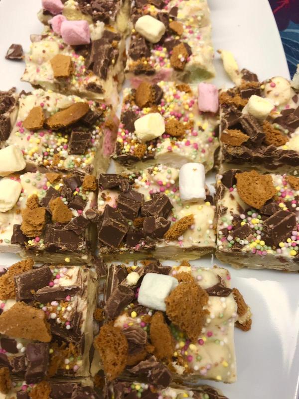 Jouluinen Rocky Road leikattuna pieniksi annospaloiksi.