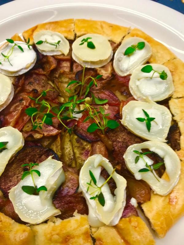 Annospaloiksi leikattu punajuuri-vuohenjuustopiiras.