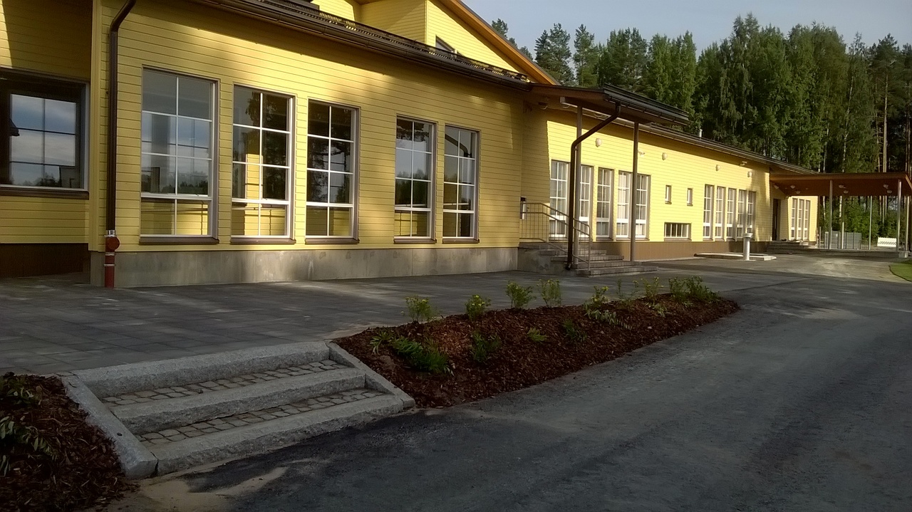 Käärmelahden koulun päärakennus.