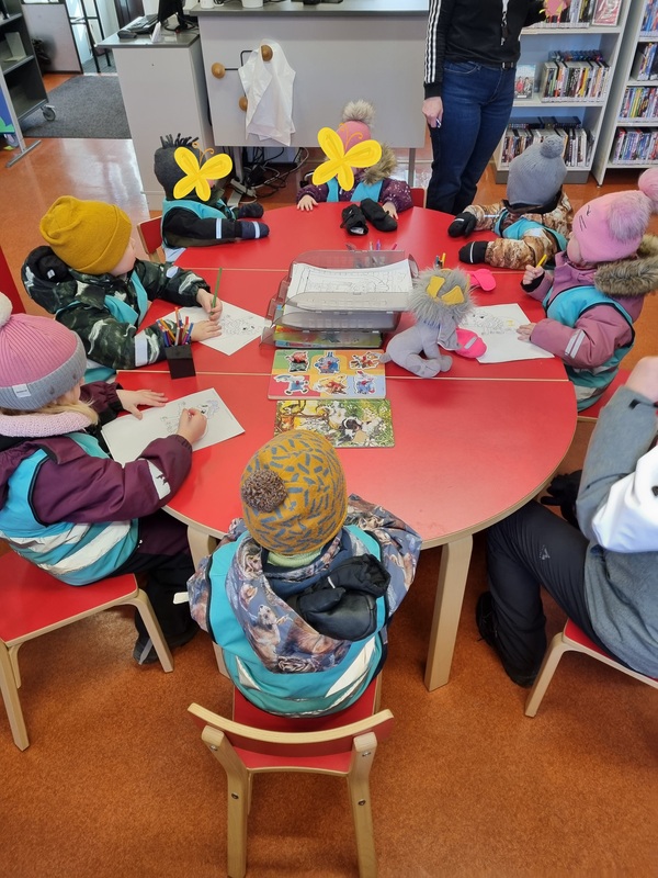 Kirjastossa 📚