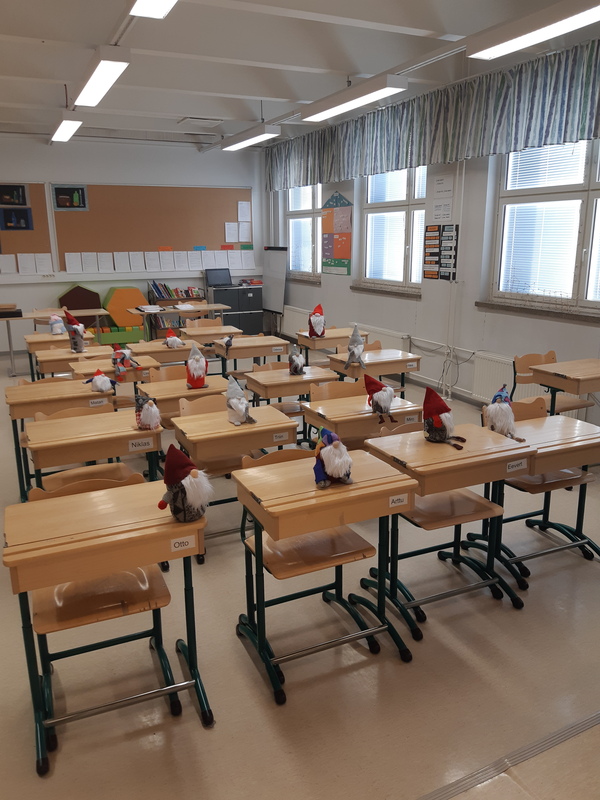 Etäopetuksessa opettajalla on sijaisoppilaita.