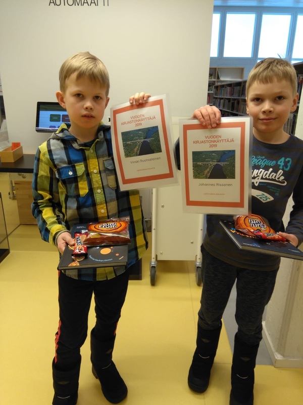 Kakkosluokkalaiset Johannes ja Vinski palkittiin vuoden kirjastonkäyttäjiksi Lainan- päivänä.