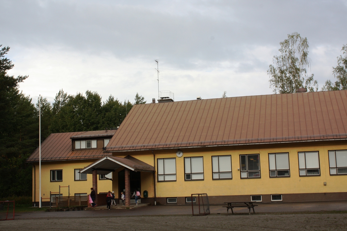 Lehmijärven koulun etupuoli.