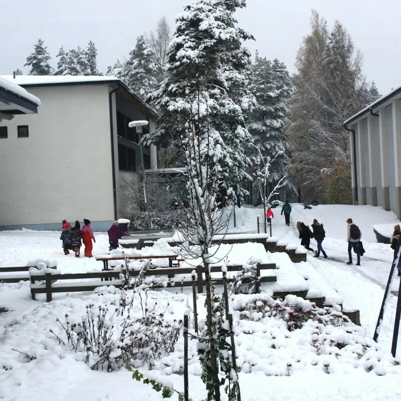 Mäntynummen yhtenäiskoulu talvella