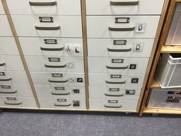 Lasten kanssa tutustuttiin tilaan. Mistä löytyy sakset, paperi, kynät….