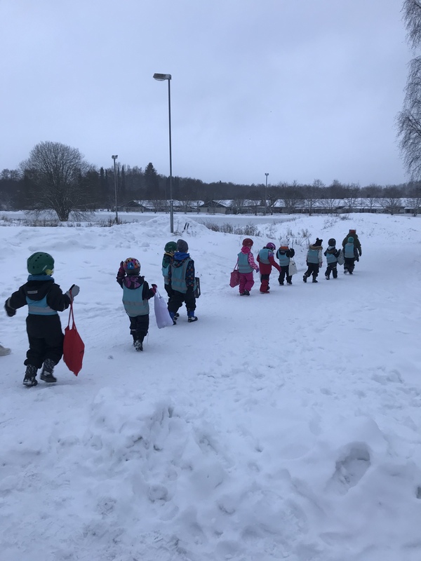 Luistelukentälle on lyhyt kävelymatka.