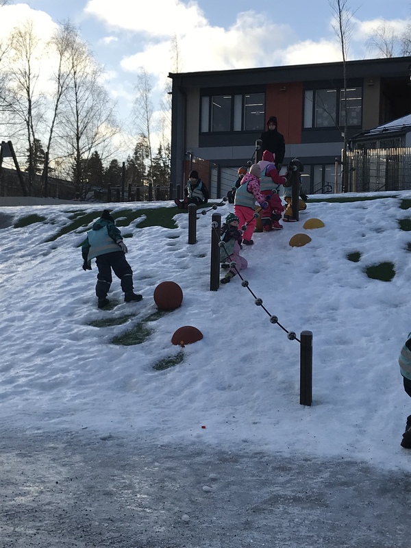 Kävimme koulun pihalla laskemassa pyllymäkeä.