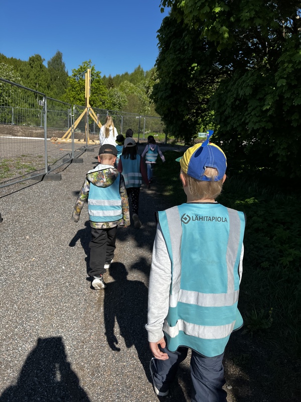 Kävelyretkellä.