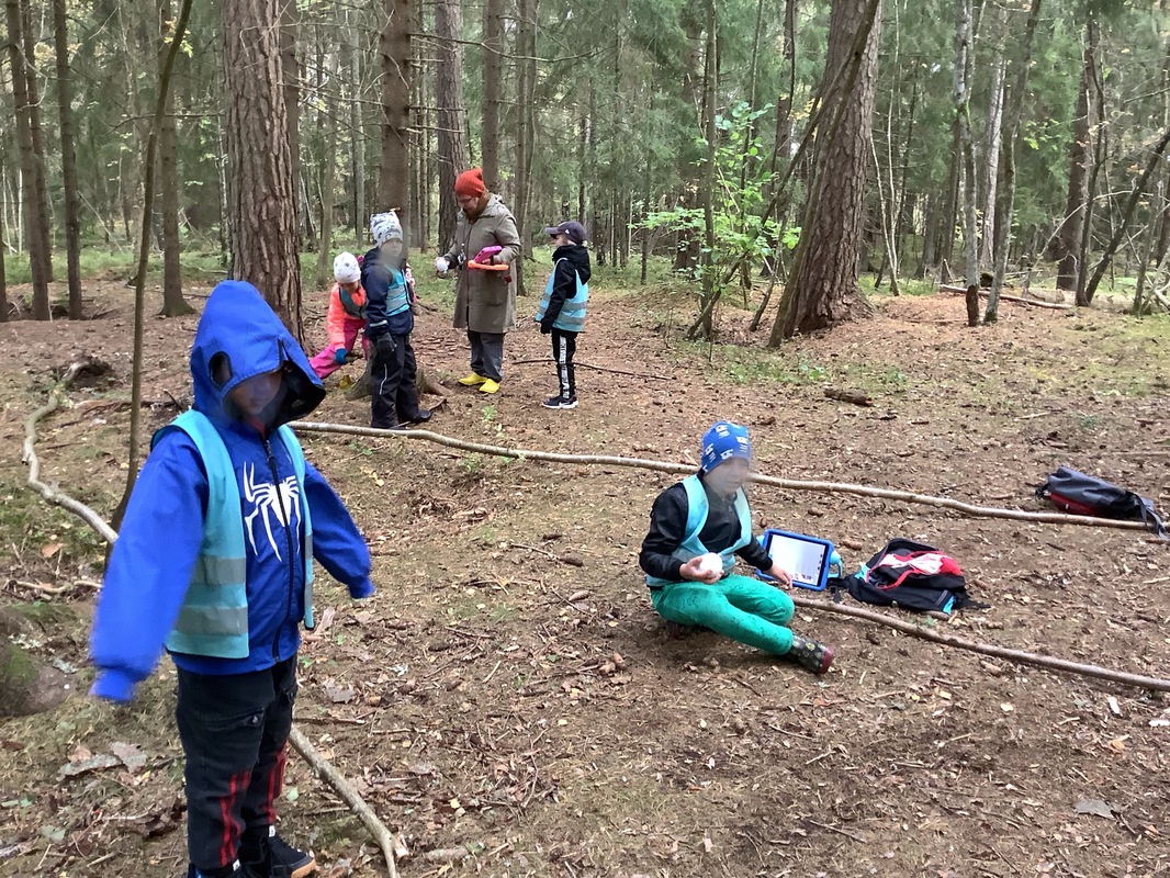 Punainen ryhmä kävi maanantaina metsäretkellä.