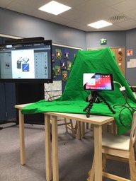 Greenscreen sovelluksella varis saatiin erilaisiin ympäristöihin.