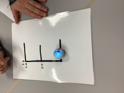 Ozobot -robotti näytti lapsille E-kirjaimen kirjoitussuunnan.
