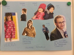 Lapsen askartelema tulevaisuuden unelmakartta: Lehdestä leikatut kuvat kertovat millaisena lapsi näkee perheensä ja itsensä aikuisena.